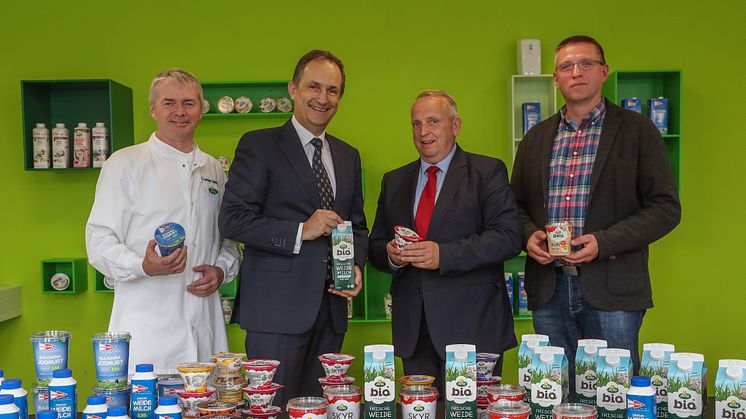 v.l.n.r: Ejvind Hansen Skødt (Standortleiter Arla Werk Upahl), Markus Mühleisen (Deutschland-Chef von Arla Foods), Dr. Till Backhaus (Minister für Landwirtschaft & Umwelt des Landes Mecklenburg-Vorpommern), Jens Oldenburg (Arla Landwirt)