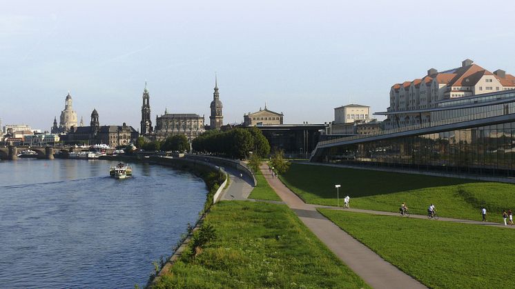 Ausführlich Gassi gehen: Das klappt prima am wunderschönen Elbufer, direkt neben dem Maritim Hotel Dresden. Damit der City-Trip auch mit Vierbeiner entspannt verläuft, bieten die Maritim Hotels viel Service rund um den Hund.