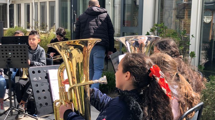 El Sistemas orkester bjuder på konsert utanför trygghetsboende på Dalhem