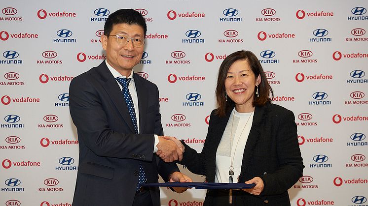 Från vänster: Ji Yun Kim, Vice President of ICT Technical Division på Hyundai Motor Group och Yen Yen Tan, President of Vodafone Global Enterprise Asia Pacific.