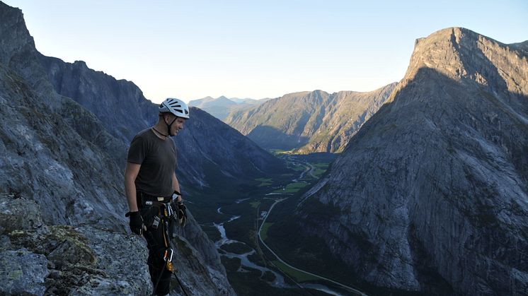 Cautus Geo har overvåket Mannen i ti år. Det startet med to lasere Atle Gerhardsen etablerte i 2009. Siden er det blitt vesentlig mer utstyr i det rasutsatte fjellpartiet.