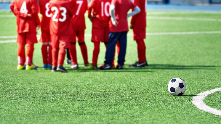 Piteå kommun har beslutat att följa råden och öppna upp för enstaka matcher utomhus för barn och unga. Foto: Getty