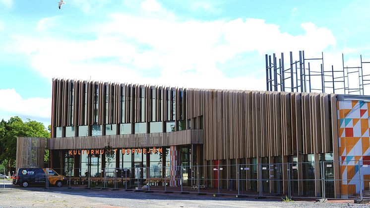 Kulturhuset Bergsjön i augusti, några dagar innan invigningen. Foto: Linnéa Siitari