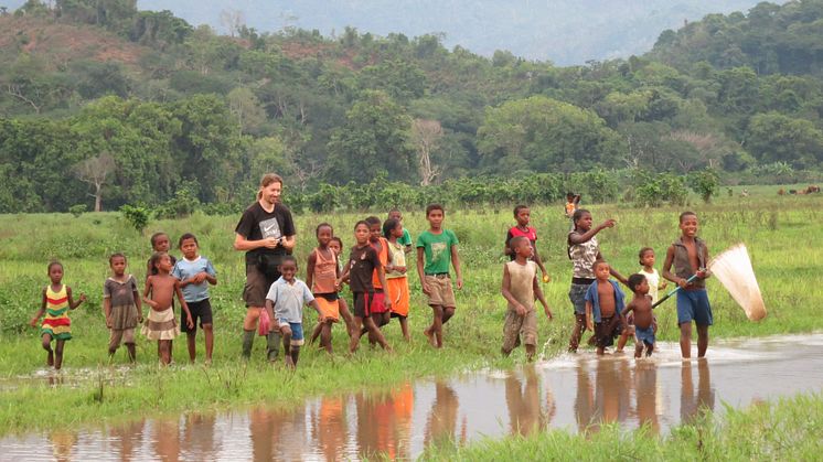 Johannes Bergsten med barn på Madagaskar