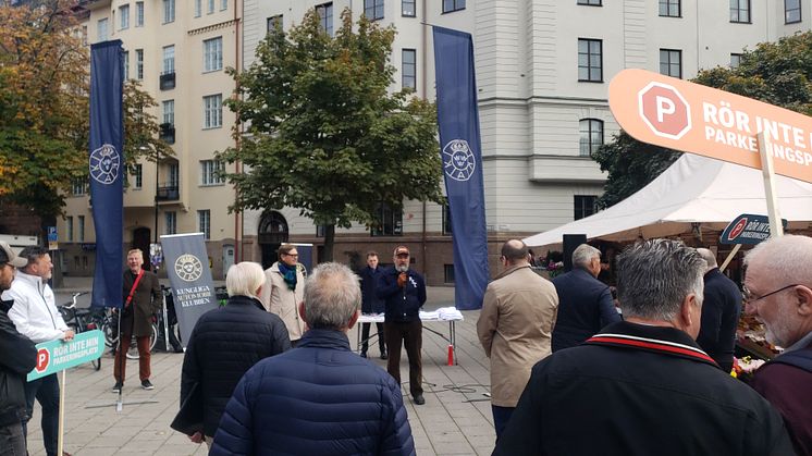 Manifestation vid Karlaplan med budskapet #rörinteminparkeringsplats.