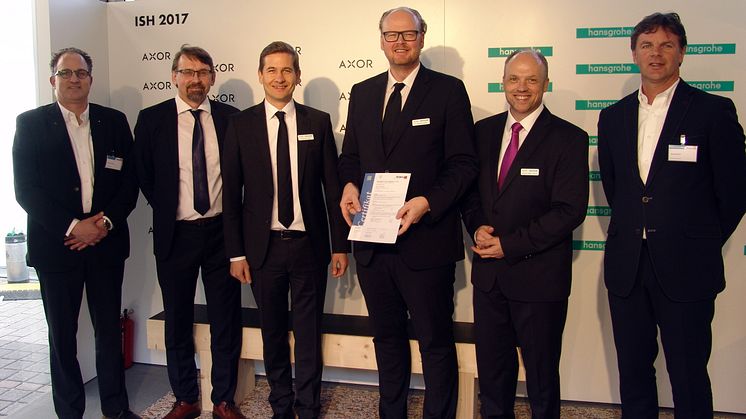 En lang række AXOR og hansgrohe produkter har fået en svensk typegodkendelse. Certifikatet blev officielt overrakt til Hansgrohe af godkendelsesorganisationen Kiwa i forbindelse med VVS-messen ISH i Frankfurt den 16. marts 2017. 