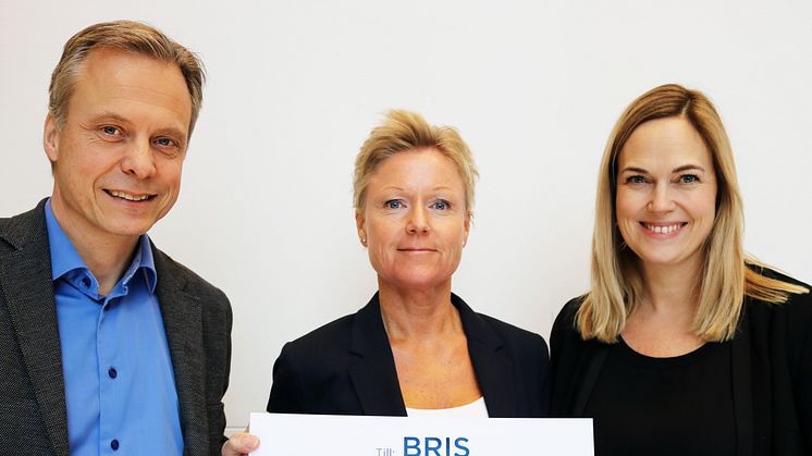 Ulrika Eriksson, Chef Stöd online Bris, tar emot checken från Circle K:s senaste Bris-kampanj från Niclas Lundberg, Chef biltvätt och biluthyrning Circle K, och Lisa Vejlo Degerman, Kommunikationschef Circle K. 