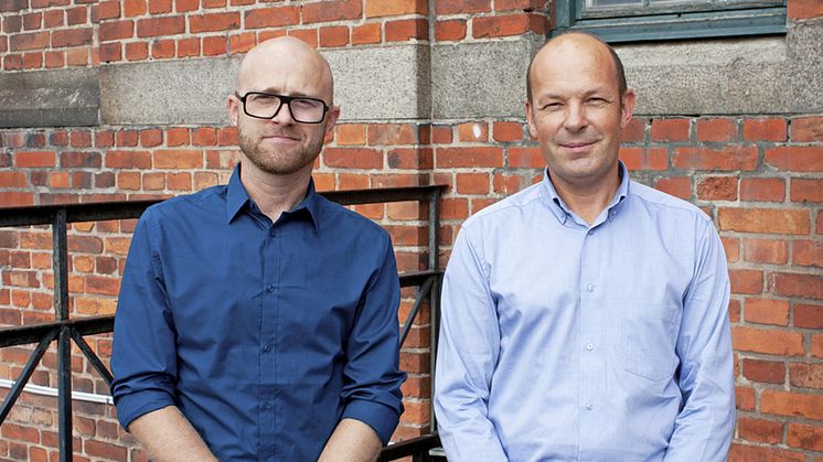 Programledare Viktor Ginner och AMA-chef Jan-Olof Edgar diskuterar funktionsupphandlingar i ett nytt avsnitt av Snåret.