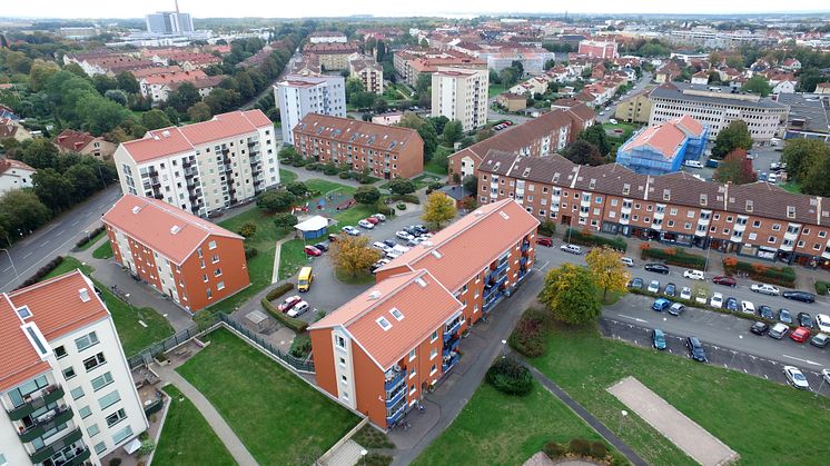 De senaste åren har stora renoveringsåtgärder på ABK:s bostadsområde Lyckans Höjd bidragit till kraftigt minskad energiförbrukning