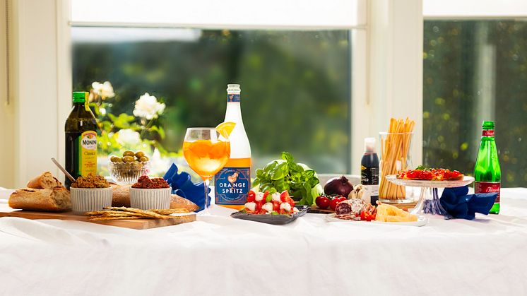 Apprezzare Orange Spritz är en färdigblandad och elegant alkoholfri bittersöt drink redo att avnjutas i stora glas tillsammans med en skiva apelsin och is.