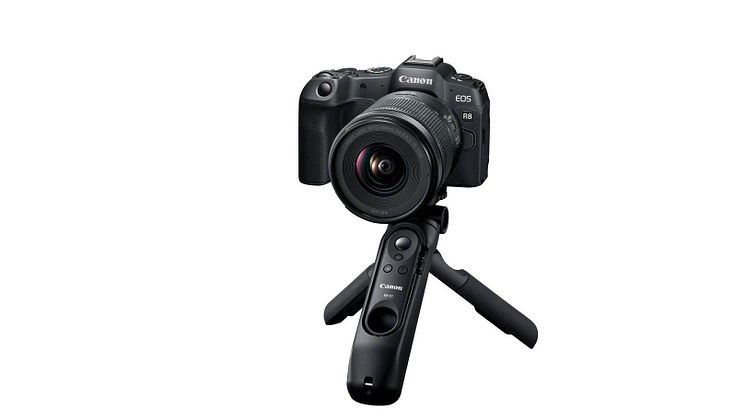Canon EOS R8_FrontSlantLeft_RF15-30F4.5-6.3ISHG-100TBR