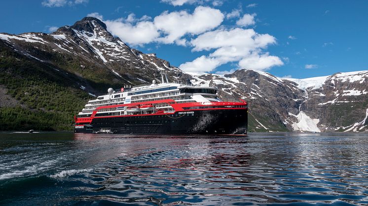 GRØNN PIONER: Hybriddrevne MS Fridtjof Nansen blir det første cruiseskipet som blir registrert på Svalbard. Skipet skal seile ekspedisjonscruise til blant annet Antarktis, Grønland og Island. Foto: ANDREA KLAUSSNER/Hurtigruten Expeditions