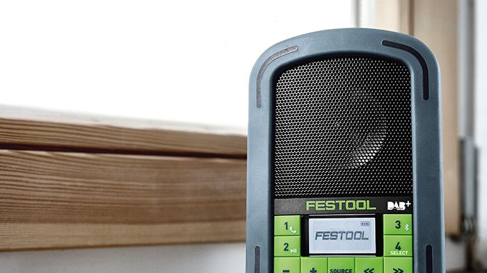 Et moderne og funksjonelt design, i Festool grønne og blå farger, med sjenerøst dimensjonerte knapper og en belyst LCD-skjerm som er lett å lese. En radio som er enkel og intuitiv å betjene.