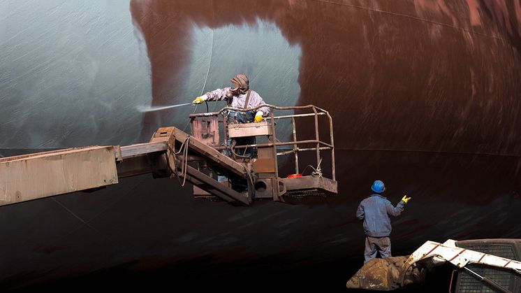 Størstedelen af verdens skibe bliver malet med kobberholdig antifouling, der skal forhindre uønskede organismer i at sætte sig fast på skibsbunden og dermed øge skibets vandmodstand. Foto: PR.