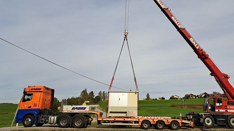 20231018_Patersdorf-Anlieferung-digitale-Ortsnetzstation_Foto-Bayernwerk-Netz-Manuel-Birnböck