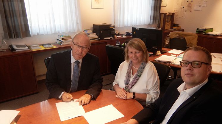 Im Beisein von Christine Lämmermann-Meier (2. Bürgermeisterin), Frank Niemeier (Deutsche Glasfaser) unterzeichnet Bürgermeister Herbert Jäger den Vertrag für die Glasfaseranschlüsse für die Verwaltungsgemeinschaft Obermichelbach-Tuchenbach.