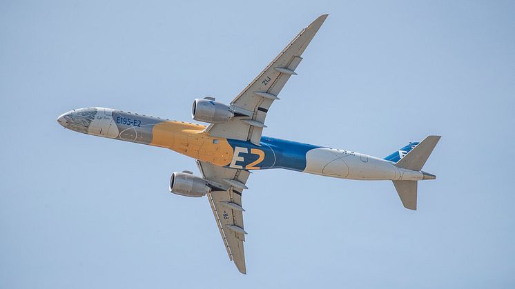 En Embraer 195-E2 med GTF-motorer vid flyguppvisning på Paris Airshow.