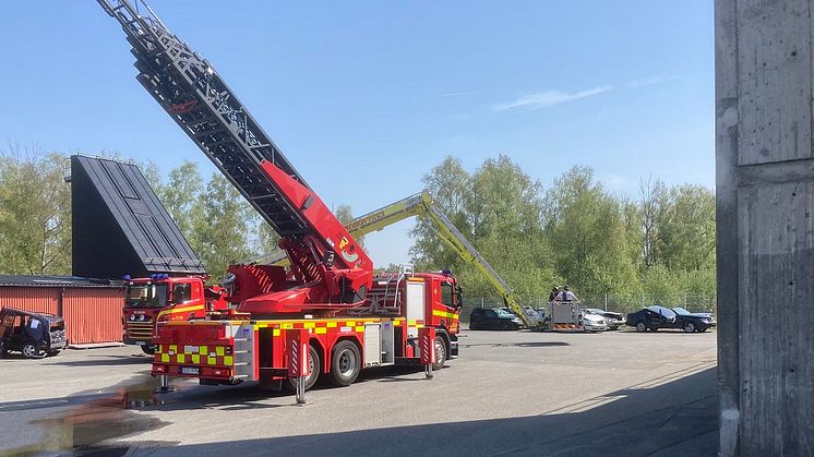 Brandövningsplatsen bakom brandstationen i Kristianstad uppvisar höga halter PFAS vid mätningar. Föroreningarna medför inga omedelbara hälsorisker men åtgärder behöver göras för att förhindra spridning till grundvatten och vattendrag.