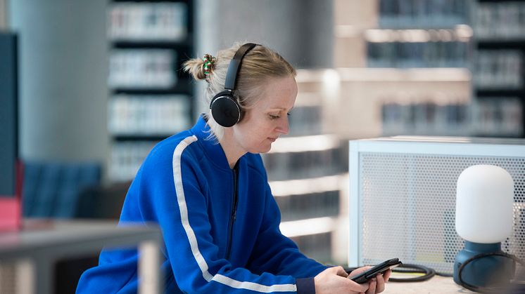 Deichman-Bjorvika-voksen-lytter-pa-musikk-lydbok-DEI-01328-Foto_Erik_Thallaug