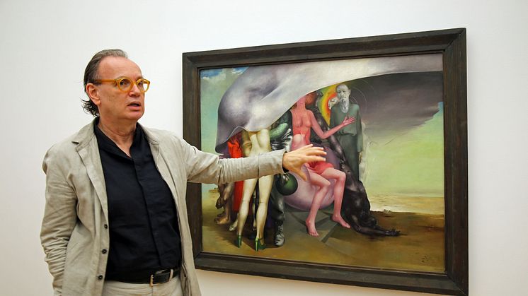Dr. Alfred Weidinger vor Arno Rinks Gemälde "Die Unabhängigen" im Museum der bildenden Künste