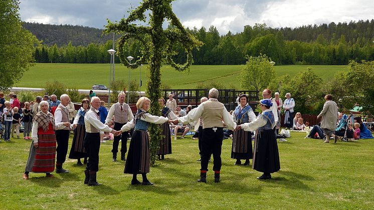 Glad Midsommar önskar vi dig och bjuder på ett härligt recept