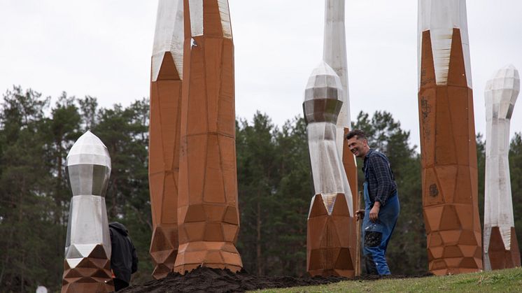 Mattias Härenstams vinnerverk er nå montert på Langøyene. – De spirelignende formene minner om levende planter som med full kraft skyter opp av skrotet under bakken, sier Marianne Hall, kunstfaglig prosjektleder i Kulturetaten.