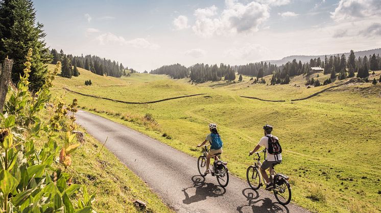 E-Biker unterwegs beim Combe des Amburnex im Genferseegebiet 