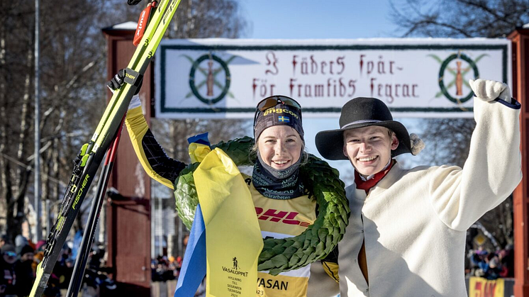 När DHL var värd för Tjejvasan 2023 tog Ida Dahl hem segern. Här med kransmasen Albin Gezelius. Foto: Fotograf Ulf Palm.