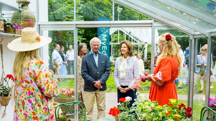 Kungaparet besökte Blomsterfrämjandets växthus som var fyllt med svenskodlade pelargoner.
