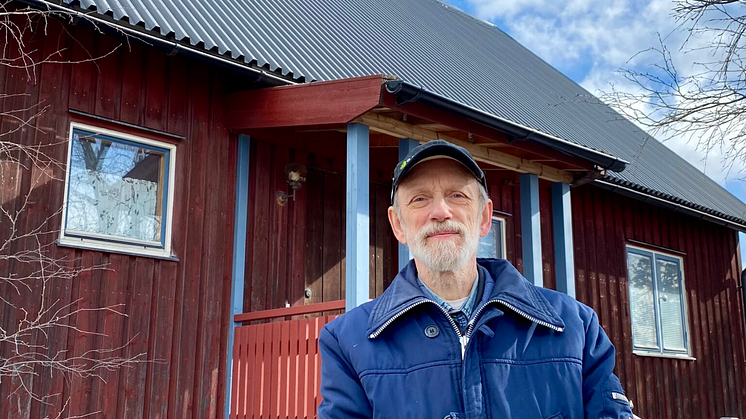 Leif Lignell utanför barndomshemmet i Östersund.