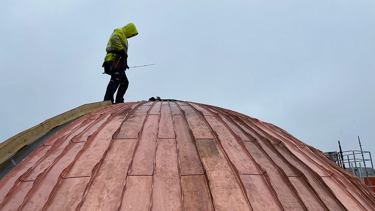 Ny koppar på det 50 meter höga vattentornet