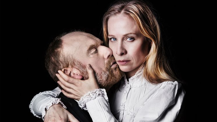 Fredrik Gunnarson och Karin Lithman i Fröken Julie på Hipp. Foto: Emmalisa Pauly