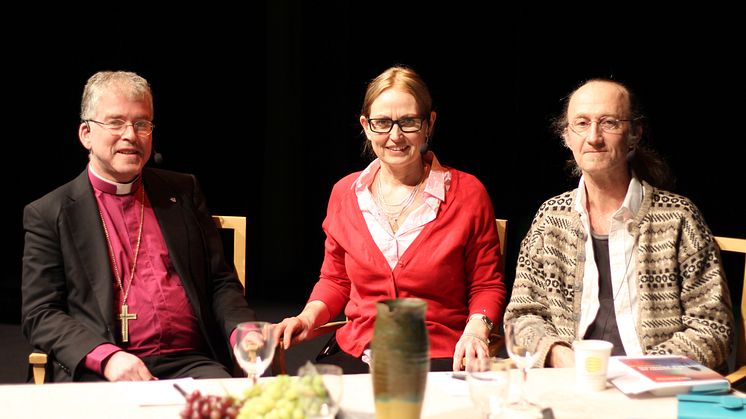 Biskop Åke Bonnier, Anette Bolin från Högskolan Väst samt fysikprofessorn Martin Cederwall från Chalmers. 