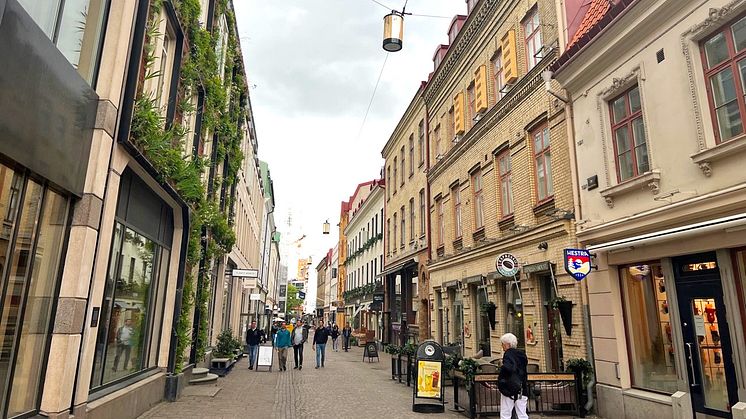 Nu har några av Wallenstams minsta hyresgäster precis flyttat in i sina bihotell på Södra Larmgatan i Göteborg. Bihotellen här är ett av flera initiativ från Wallenstam för att bidra till den biologiska mångfalden.