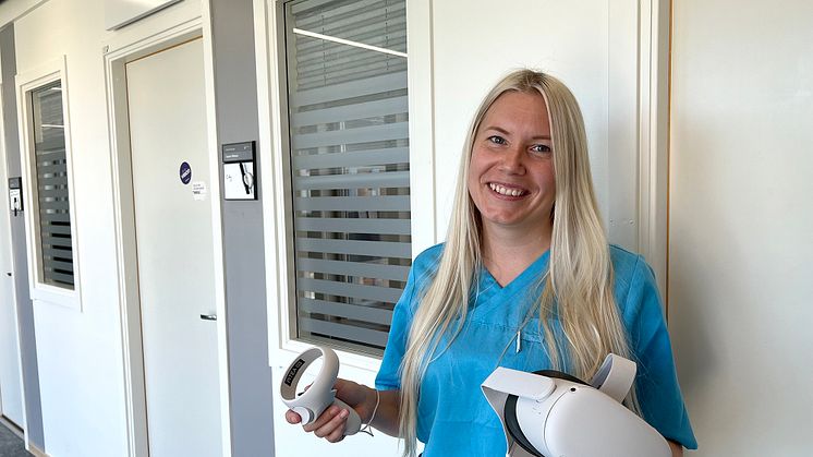 Socialtjänstens Linda Nyström demonstrerar glasögon och handkontroller för den nya VR-utbildningen.  Foto: Helene Markström