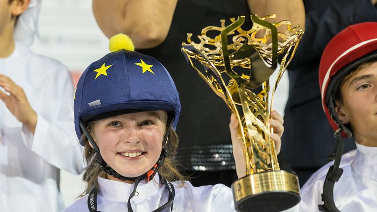 Abu Dhabi, 9 november 2018. Stina Landh tar emot vinnarpriset efter segern i Sheikha Lateefa Bint Mansoor Bin Zayed Al Nahyan International Ponies’ Race på Abu Dhabi Equestrian Club. Foto: Erika Rasmussen