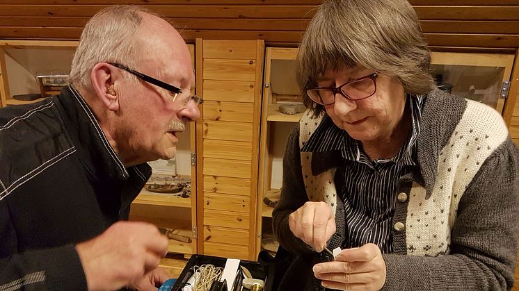 Karl-Olof Ekström i Skillinge på Österlen har kurser i flaskskeppsbygge