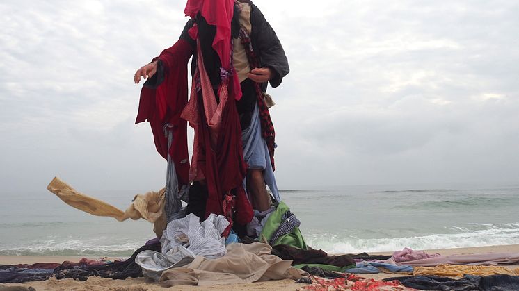 Bilden visar ett utsnitt av Jan van Esch performance ”Mitumba”. Fotografi Nadin Retsche.