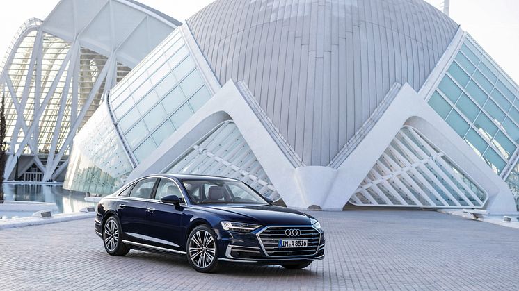 Audi A8 (Ciutat de les Arts i les Ciències i Valencia - byen for kunst og videnskab)