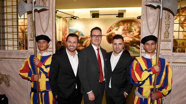 (v.li.) Beau Ioana (GIOBEAU PRODUCTIONS), Markus Putz (Stadtsparkasse München) und Gabriel Ioana (GIOBEAU PRODUCTIONS) bei der Ausstellungseröffnung in der Alten Bayerischen Staatsbank. 