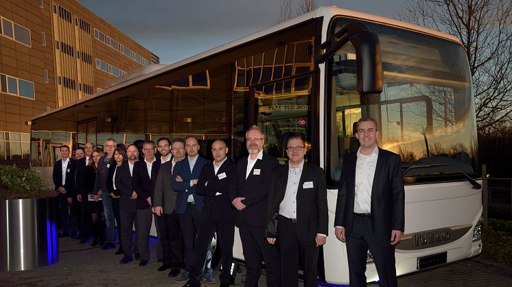 IVECO BUS’ nordiske buss-spesialister ses her samlet foran IVECO Crossway flankert av Dagfinn Heitmann ytterst til venstre og Claus Skipper ytterst til høyre.