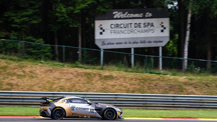 Andreas och Jessica Bäckman hade en helg med blandade resultat på Circuit de Spa-Francorchamps vid den tredje deltävlingen av den europeiska GT4 serien. Foto: racing one (Fria rättigheter att använda bilden)