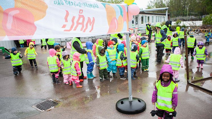 50 000 förskolebarn går baklänges – för sin rätt att åka säkert i bilen