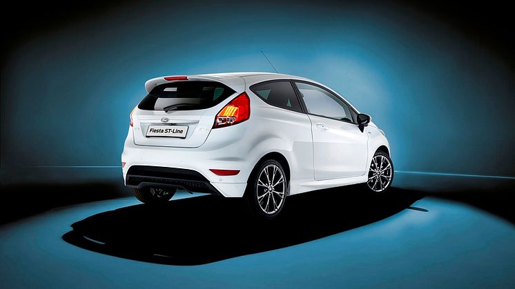 A Ford bemutatja az új ST-Line termékcsaládot: ma elindult az új Fiesta ST-Line és a Focus ST-Line gyártása, az új sportos modellek július végétől átvehetők a magyar kereskedésekben