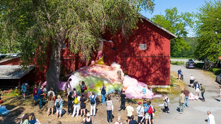 Stephanie Lüning, Island of Foam - Version # XXV/ Coloured Barn, 2023. Fra åpningen av MOMENTUM 12: Together as to gather, Norge, 2023. Foto: Eivind Lauritzen, Galleri F 15. 