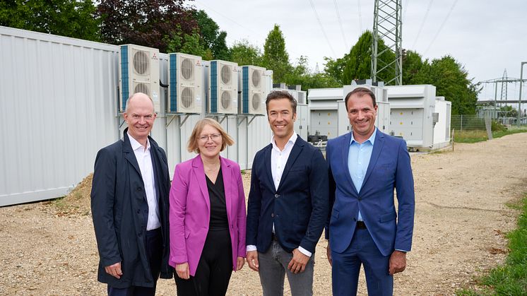 Am Großspeicher: LEW-Vorstand Dietrich Gemmel, die Amtschefin des Bayerischen Wirtschaftsministeriums, Dr. Sabine Jarothe, Bayernwerk Natur-Geschäftsführer Franco Gola und Alexander Miehling, Standortleiter der SGL Carbon in Meitingen (v.l.n.r.)