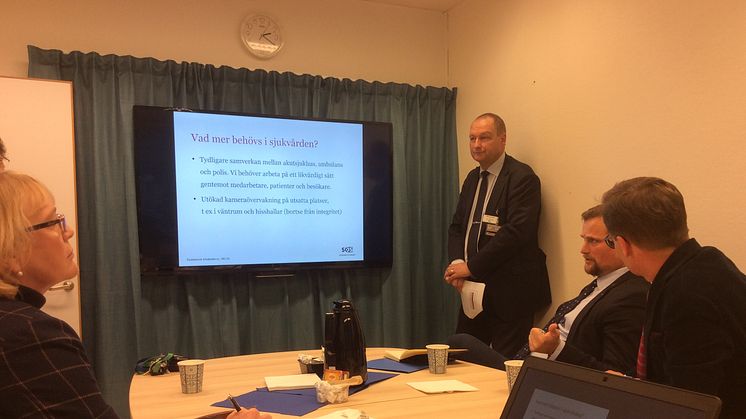 Carl Johan Sonesson (M) diskuterar lösningar för  tryggad sjukvård