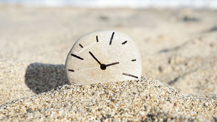 Steinuhr am Strand