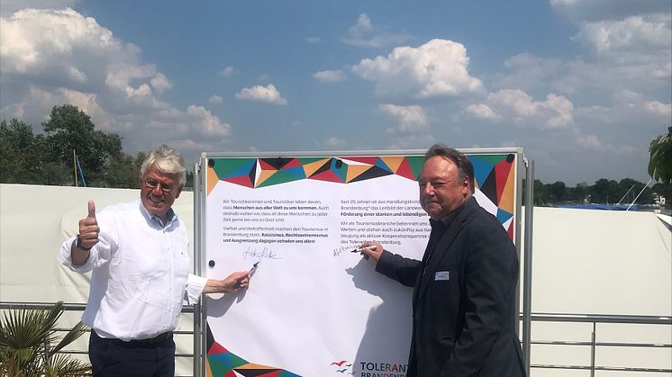 Dieter Hütte, Geschäftsführer der TMB Tourismus-Marketing Brandenburg GmbH und Alfred Roos, Leiter der Koordinierungsstelle Tolerantes Brandenburg/Bündnis für Brandenburg, unterzeichneten heute als Erste die Erklärung von Werder. Foto: Birgit Kunkel.