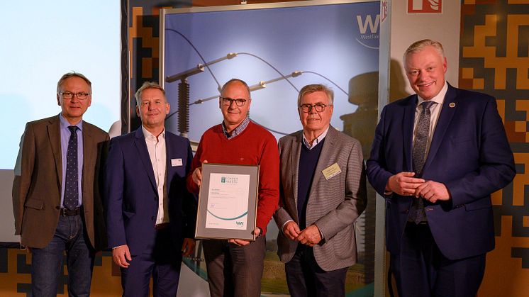 Die Landesgartenschau kann kommen (v. l.): Andreas Kersting, Jurymitglied, Jürgen Noch, Geschäftsführer Westfalen Weser Energie, Thomas Schöning unmd Dietmar Beineke, beide Fördervereins LGS, sowie Bürgermeister Daniel Hartmann.